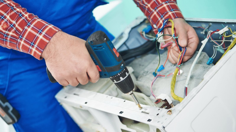 Üsküdar Ariston Ariston çamaşır makinesi kart tamiri – Su almama arızası orijinal parça ile giderildi. - Teknik servis örneği
